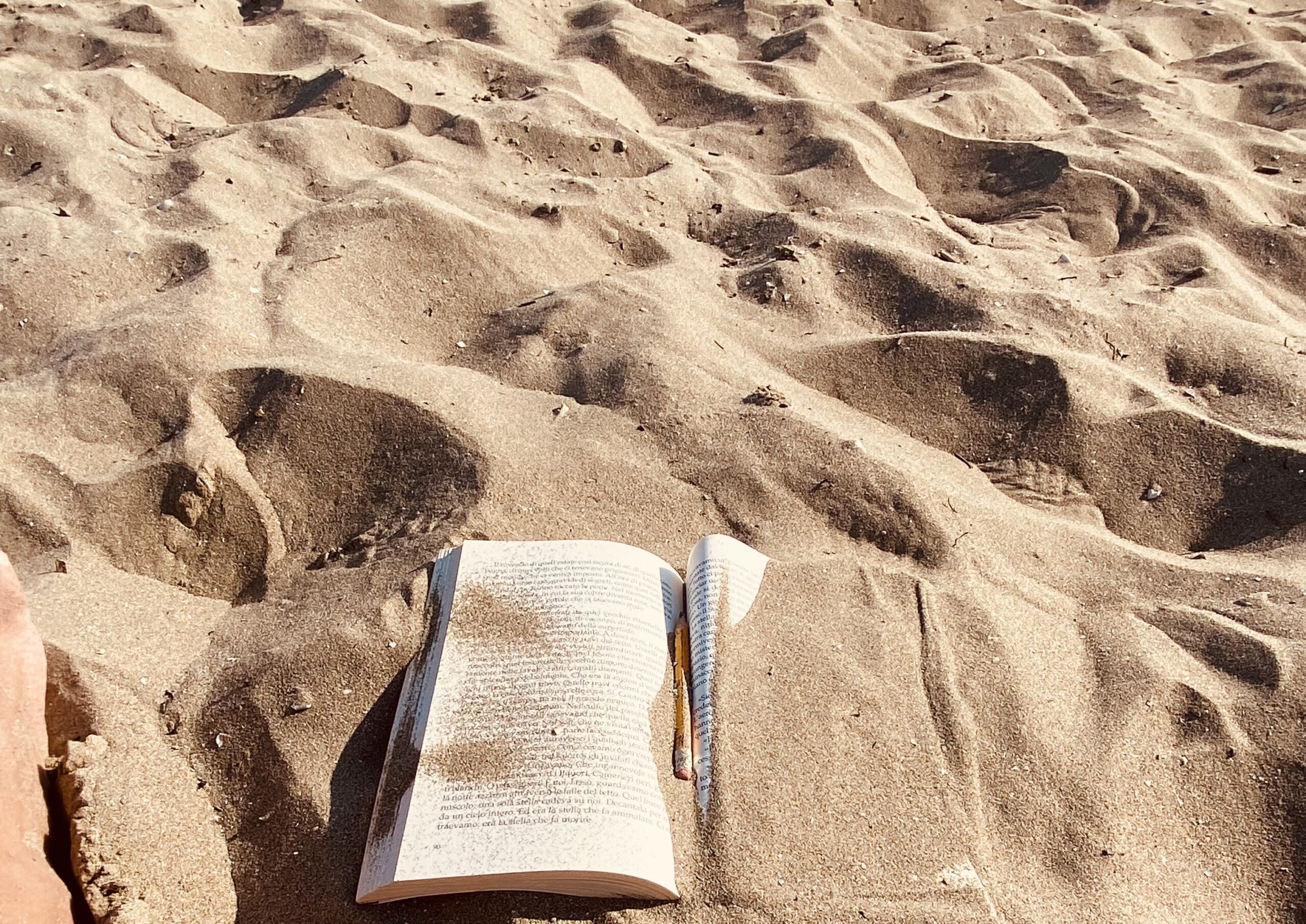 Libro in mezzo alla sabbia
