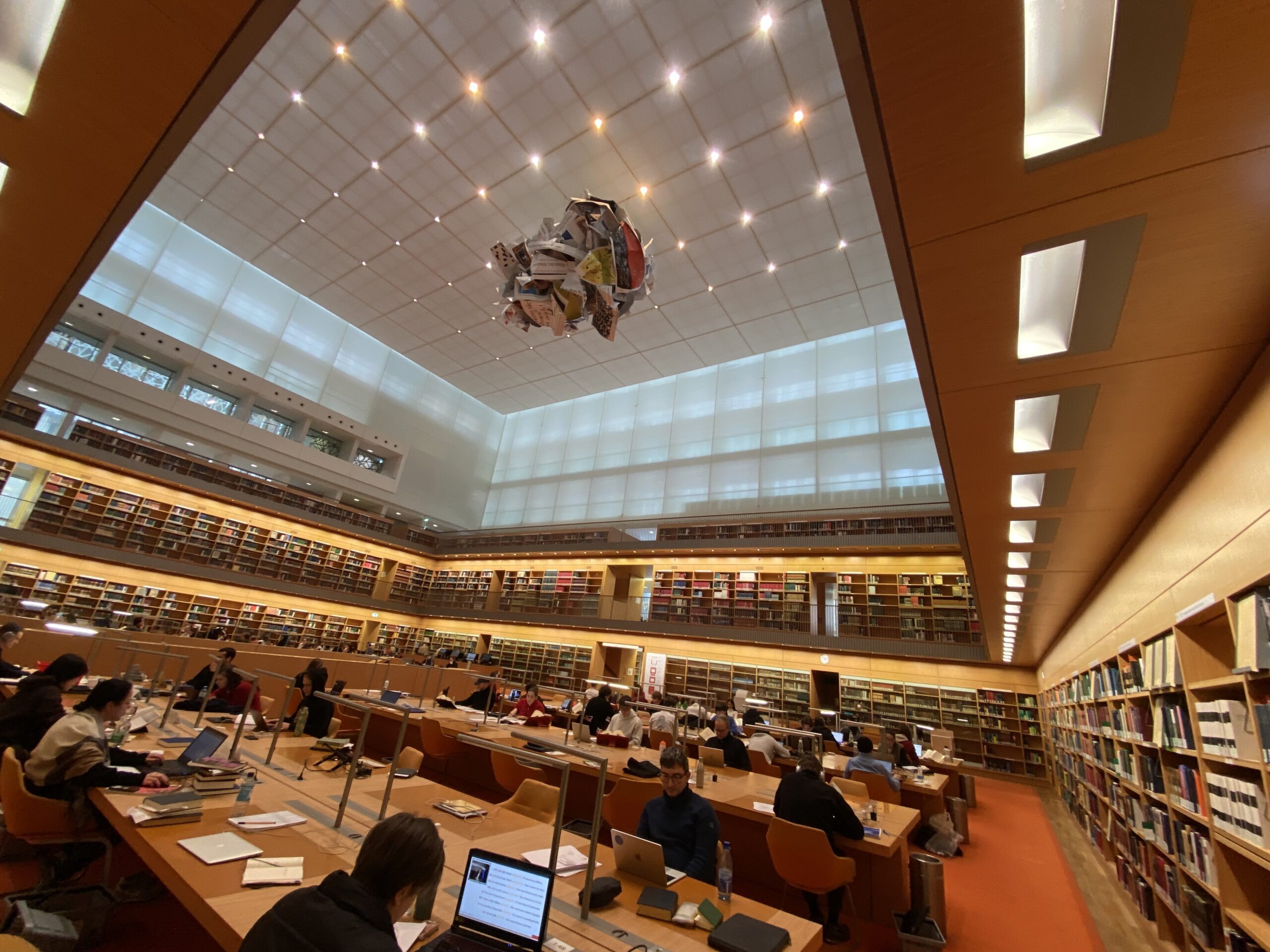 Biblioteca con persone che studiano